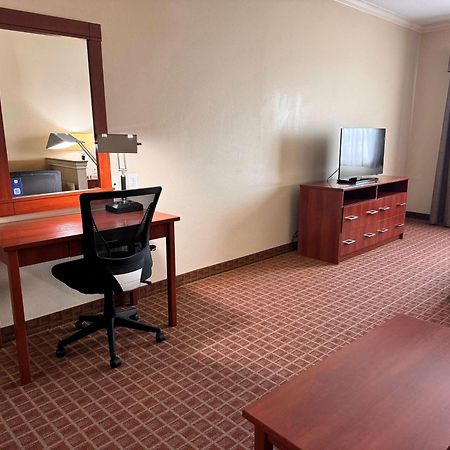 Hotel Ramada By Wyndham College Station Extérieur photo