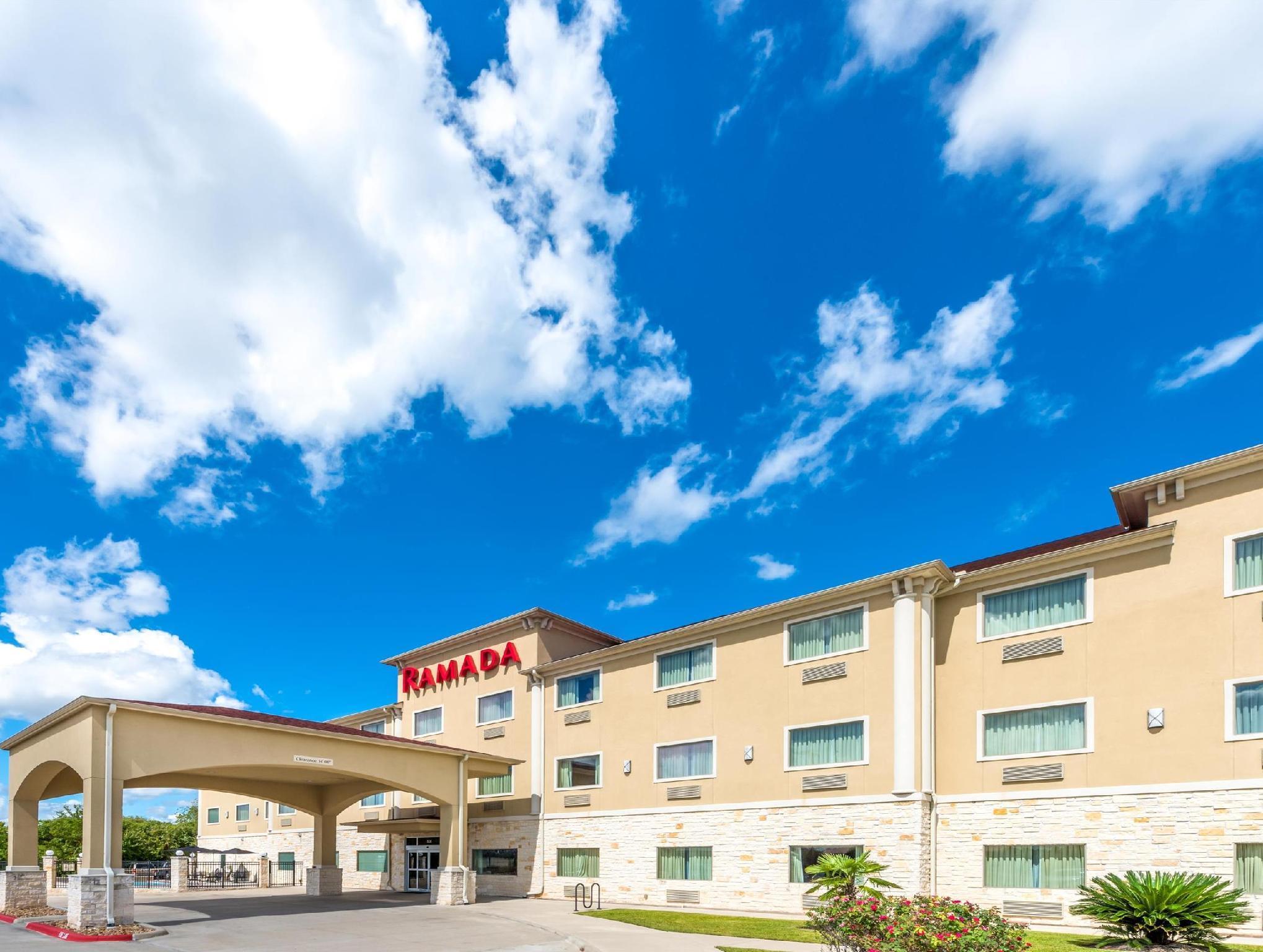Hotel Ramada By Wyndham College Station Extérieur photo