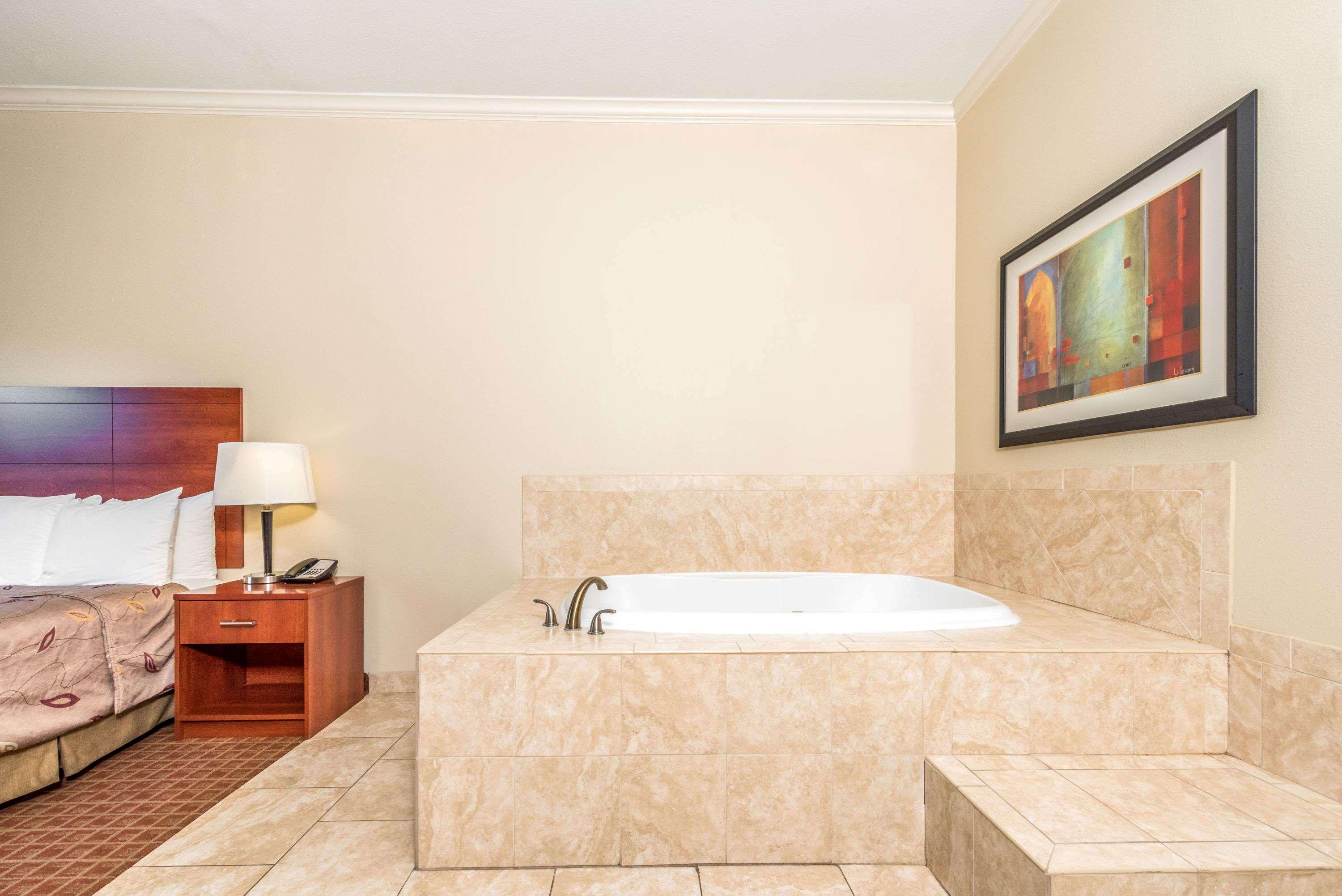 Hotel Ramada By Wyndham College Station Extérieur photo