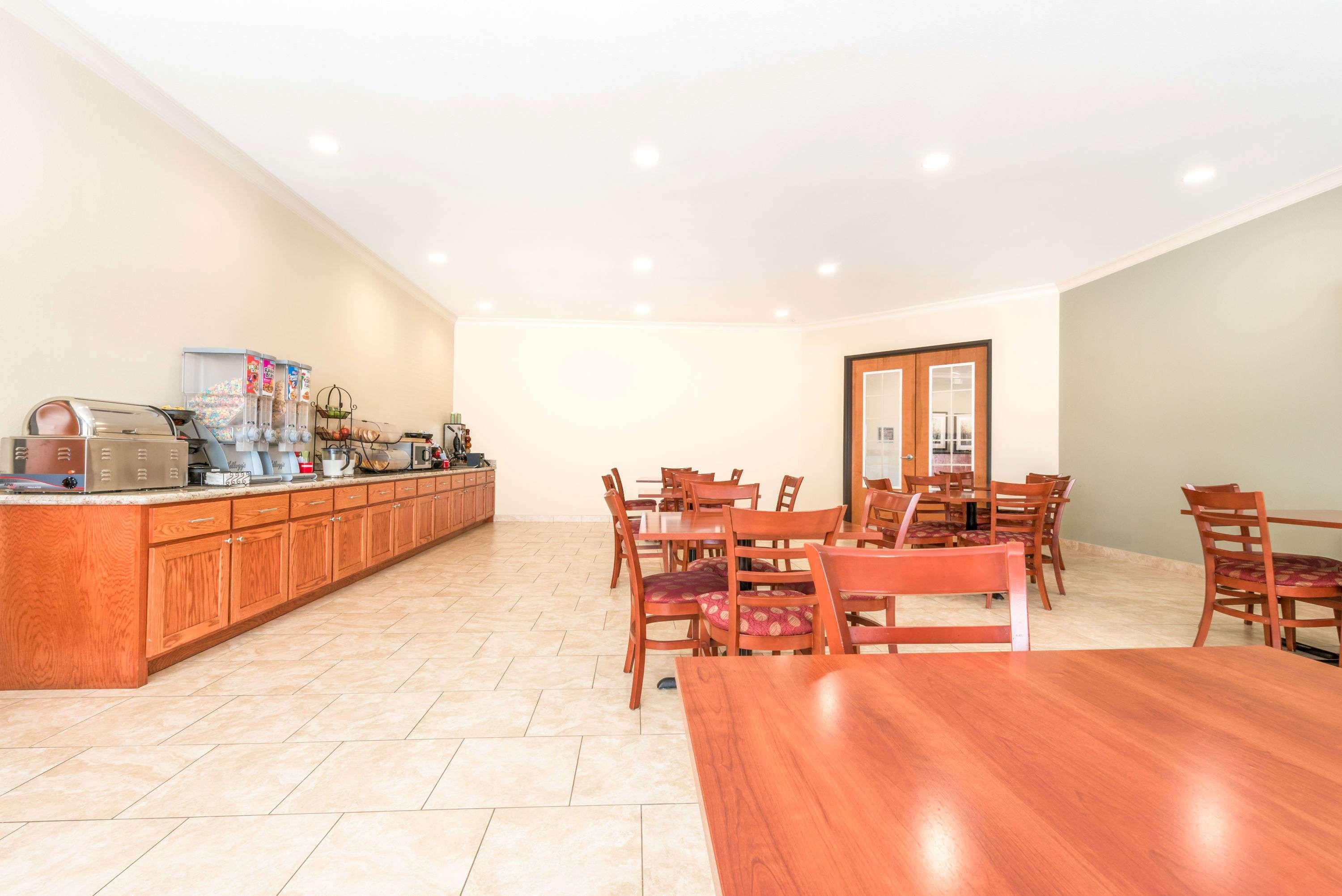 Hotel Ramada By Wyndham College Station Extérieur photo