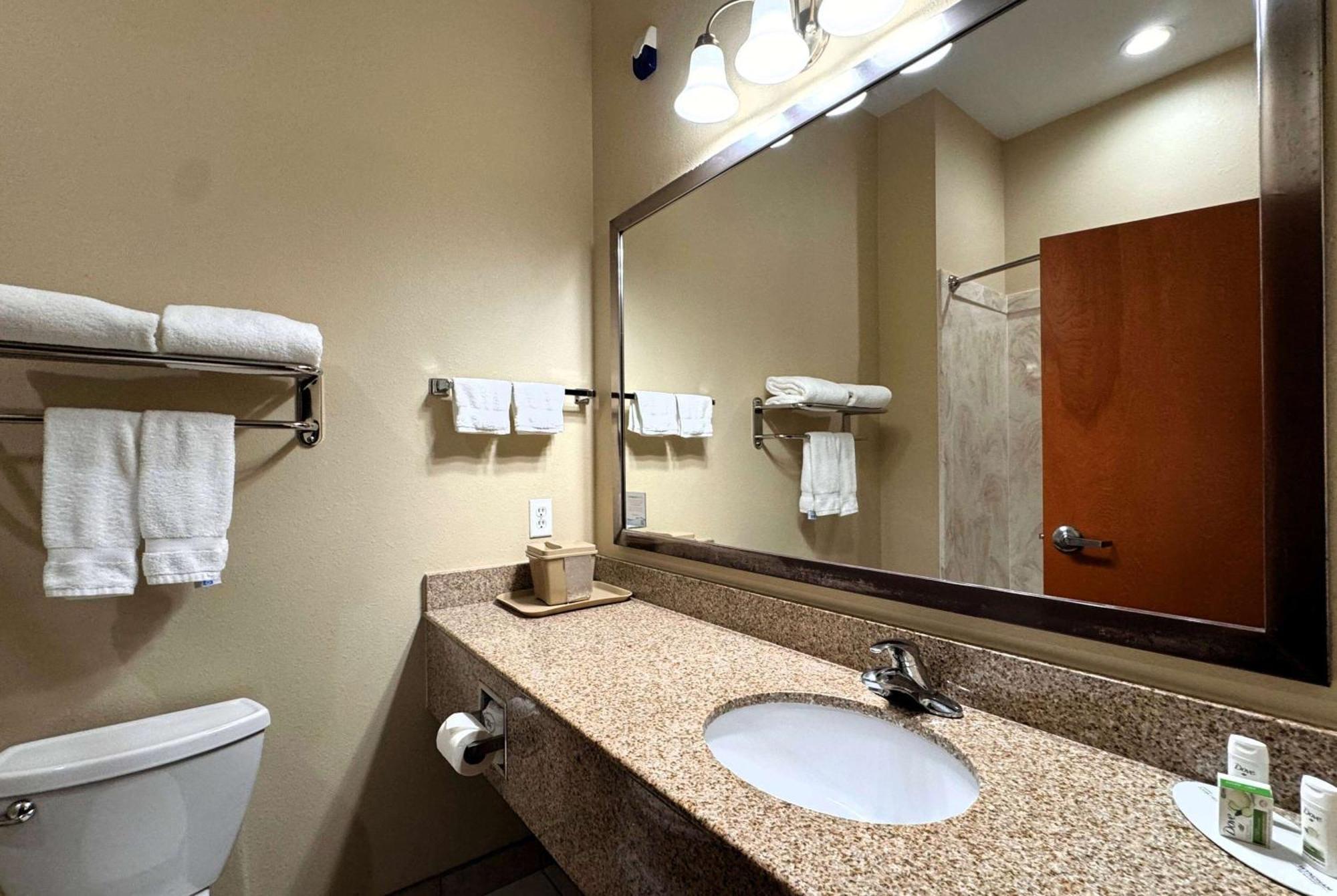 Hotel Ramada By Wyndham College Station Extérieur photo