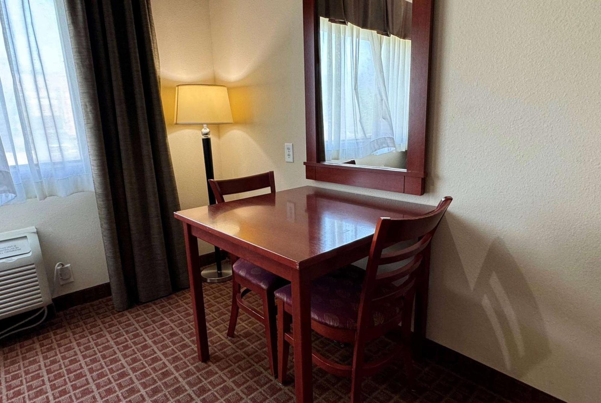 Hotel Ramada By Wyndham College Station Extérieur photo