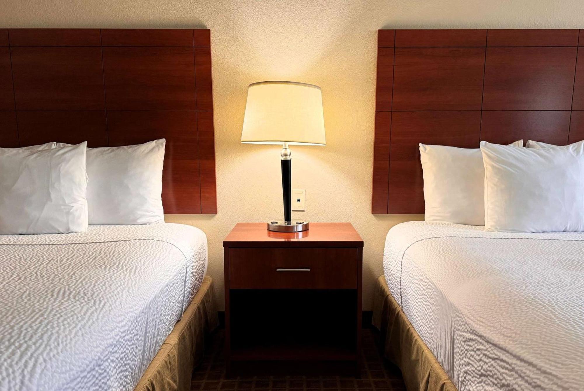 Hotel Ramada By Wyndham College Station Extérieur photo