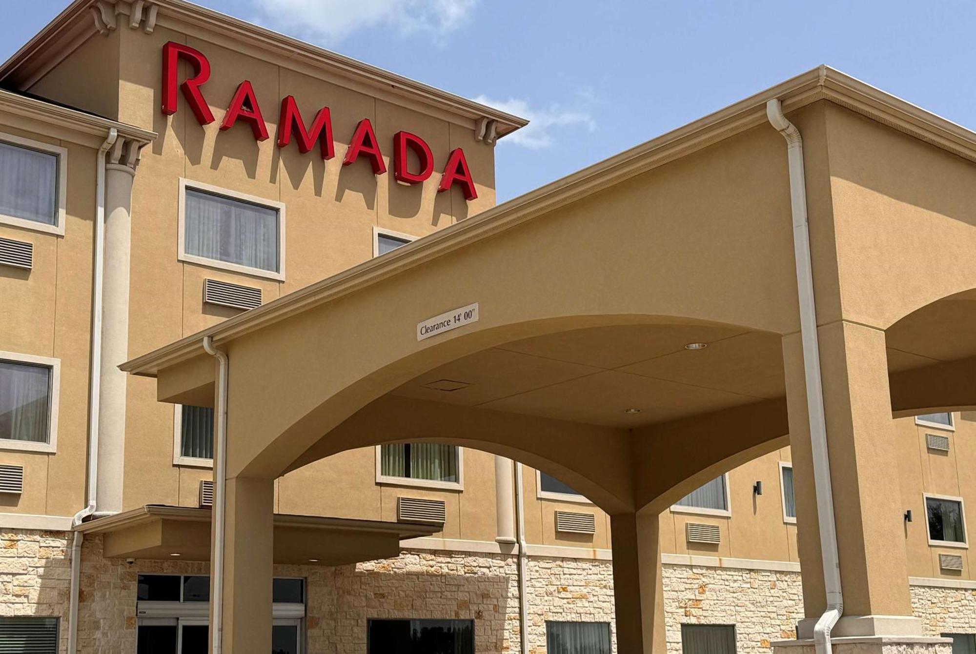 Hotel Ramada By Wyndham College Station Extérieur photo