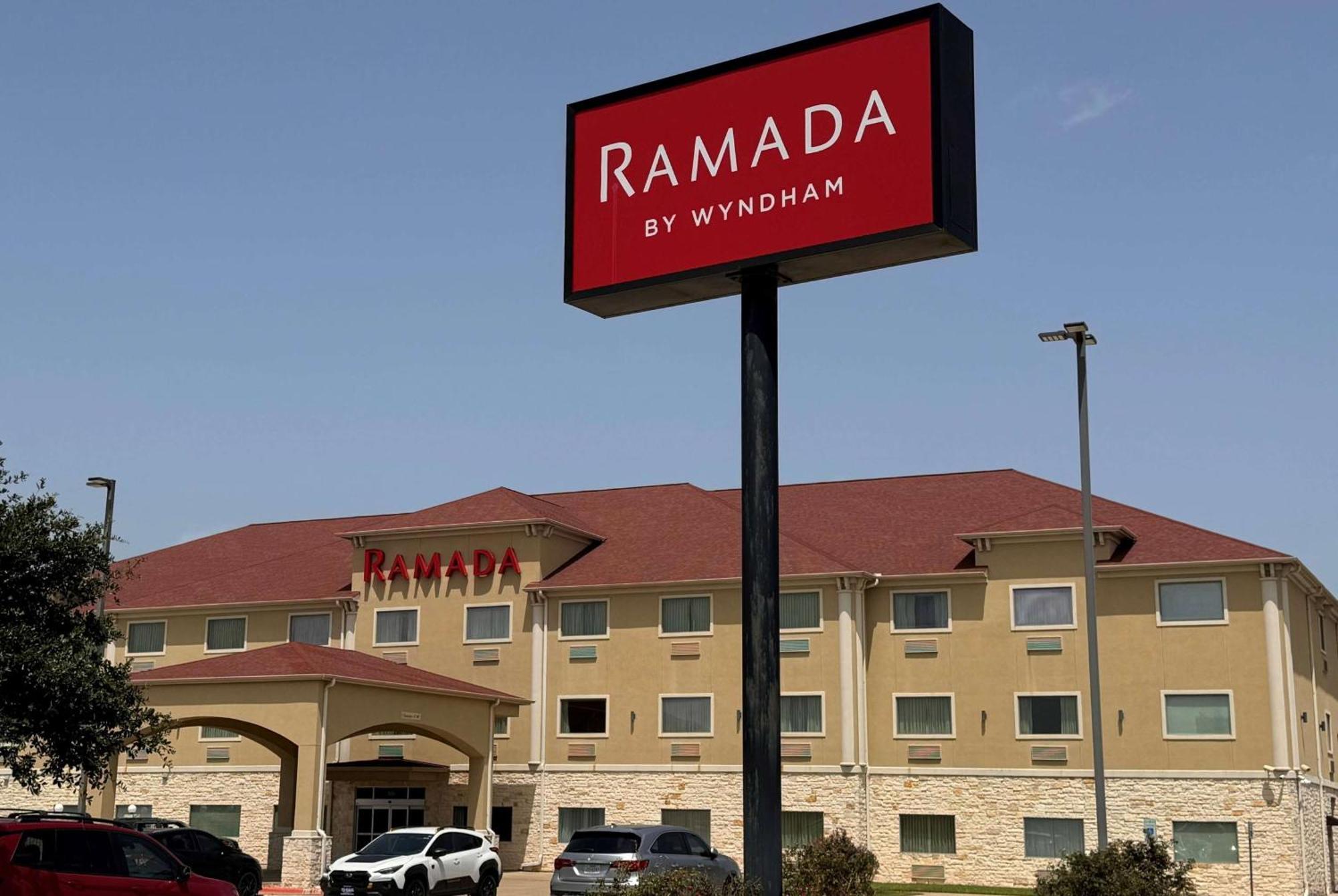 Hotel Ramada By Wyndham College Station Extérieur photo