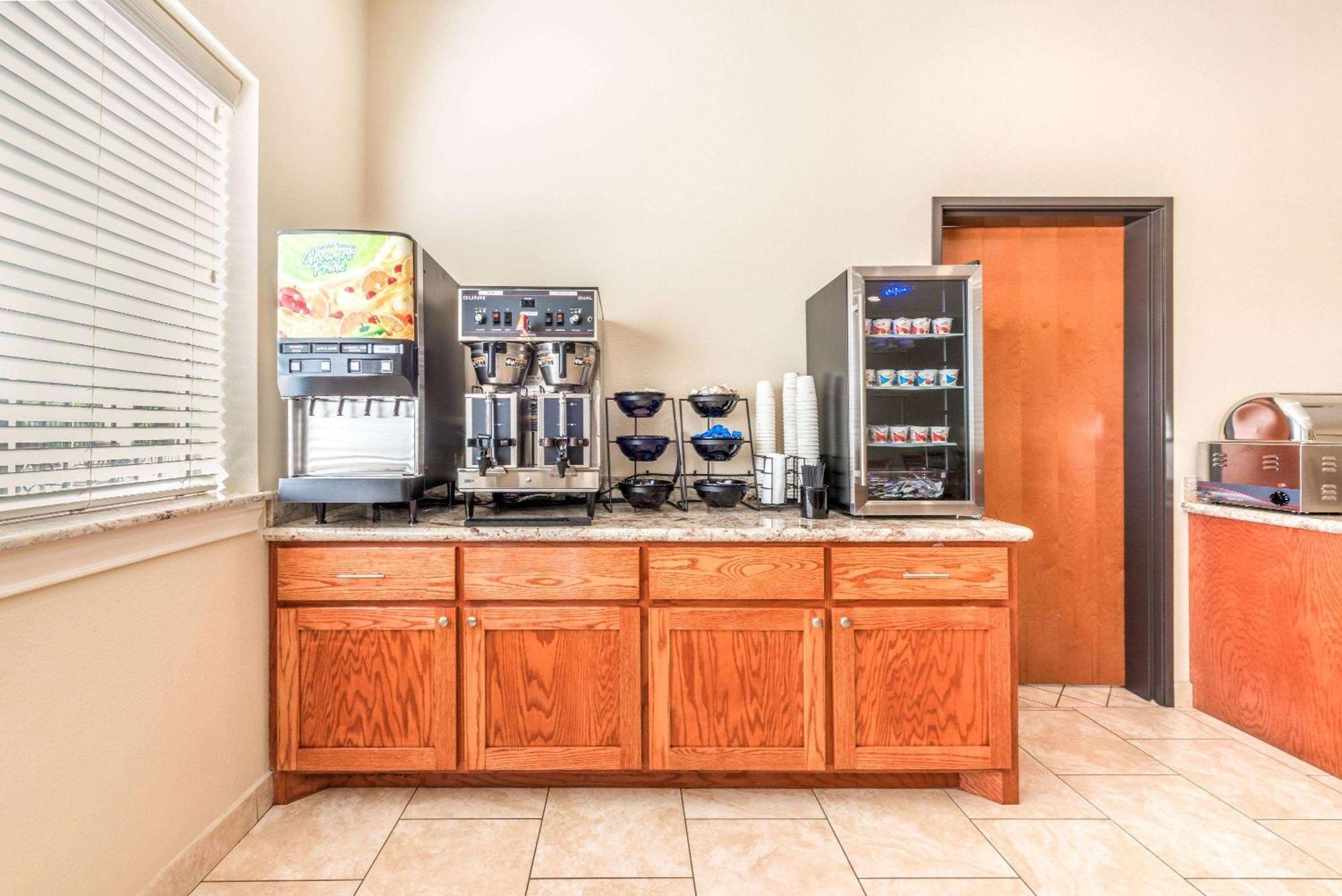 Hotel Ramada By Wyndham College Station Extérieur photo
