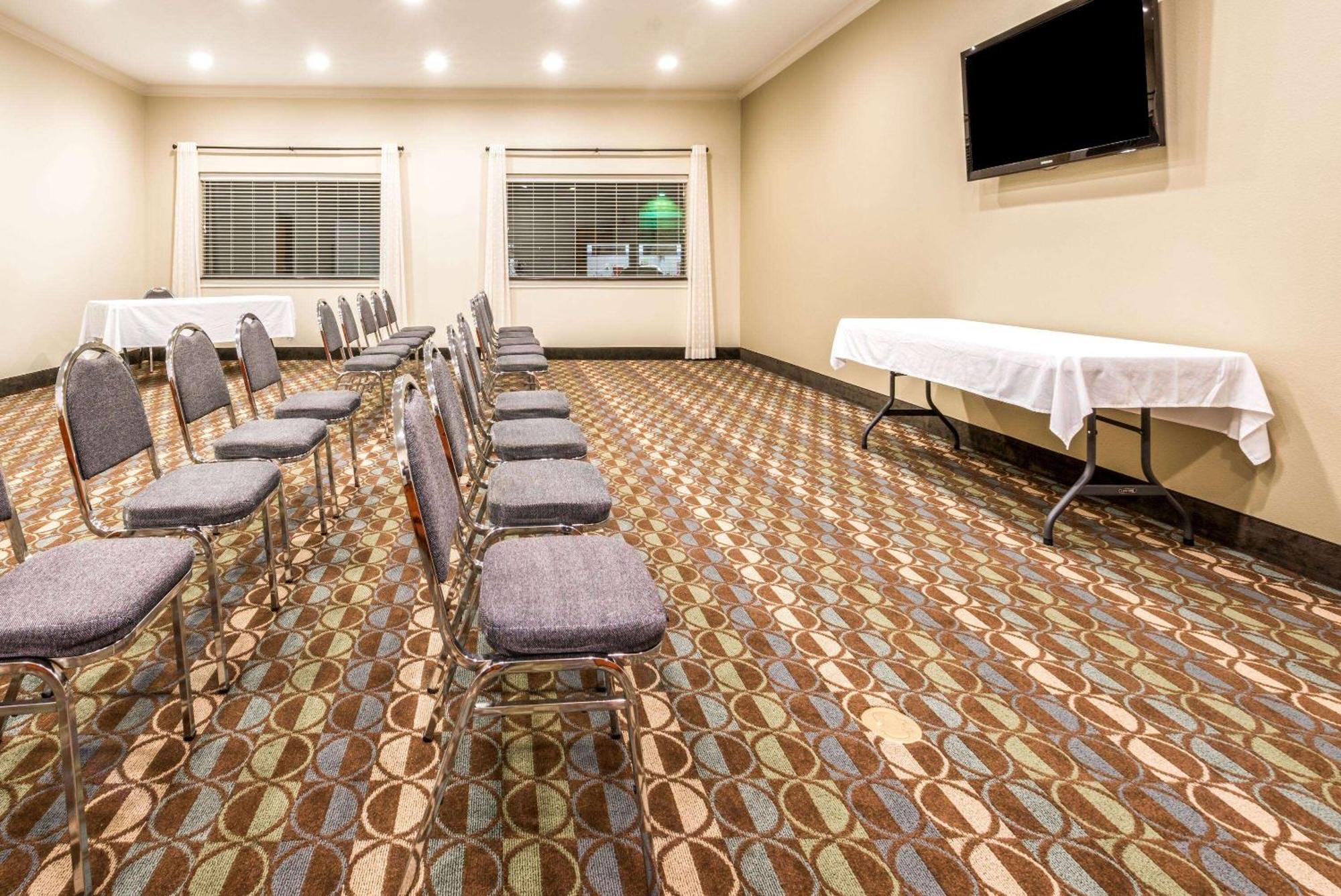 Hotel Ramada By Wyndham College Station Extérieur photo