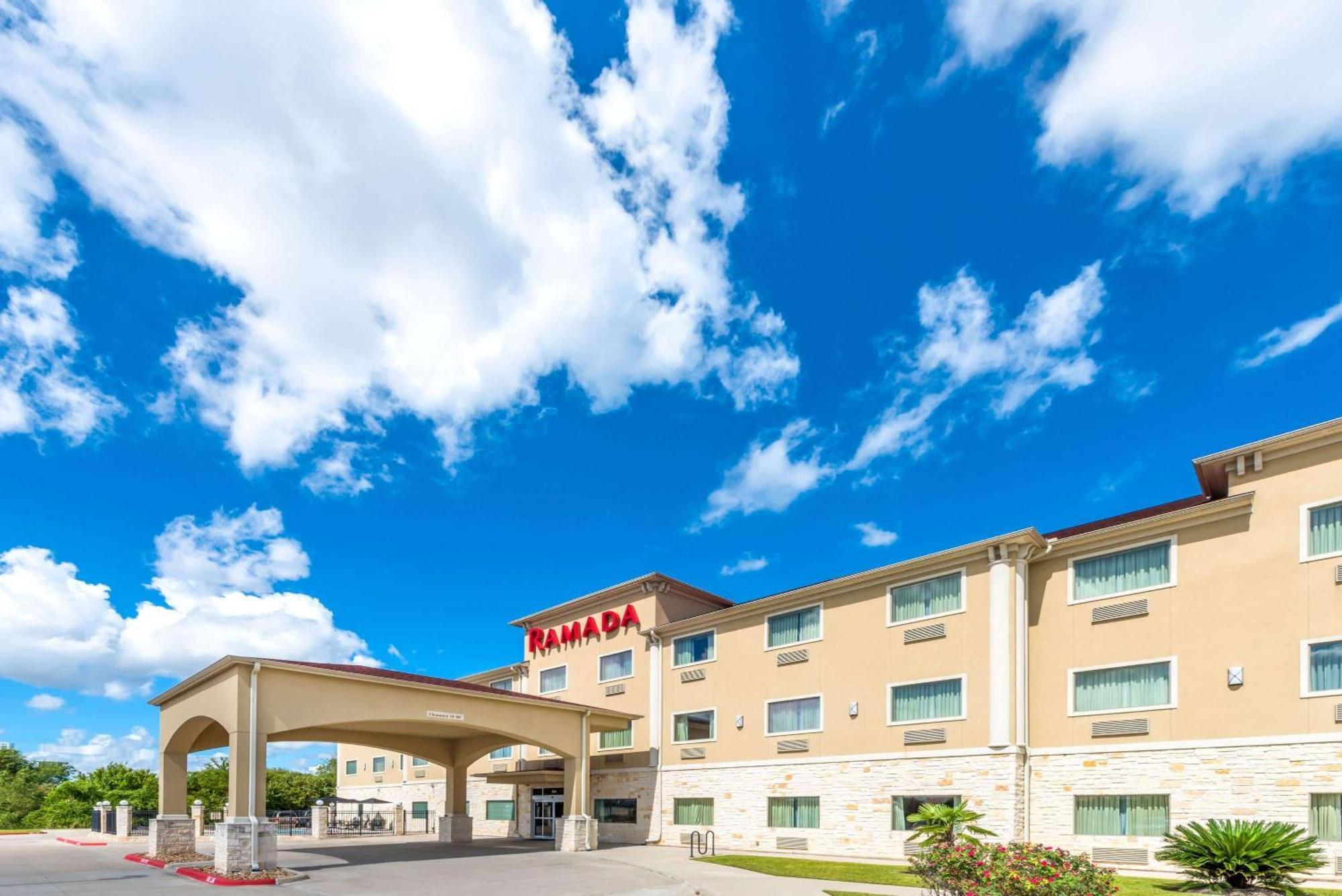 Hotel Ramada By Wyndham College Station Extérieur photo