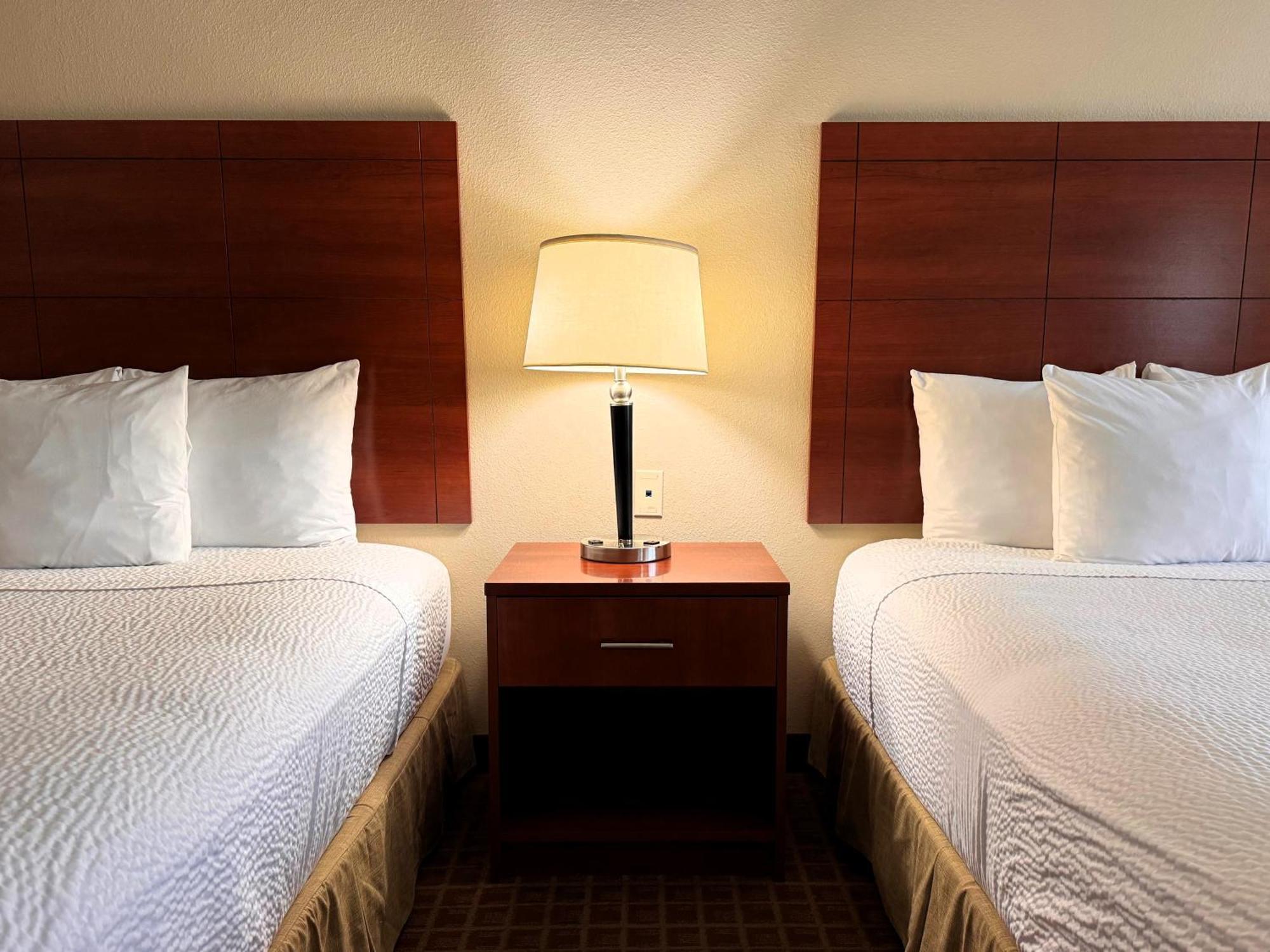 Hotel Ramada By Wyndham College Station Extérieur photo