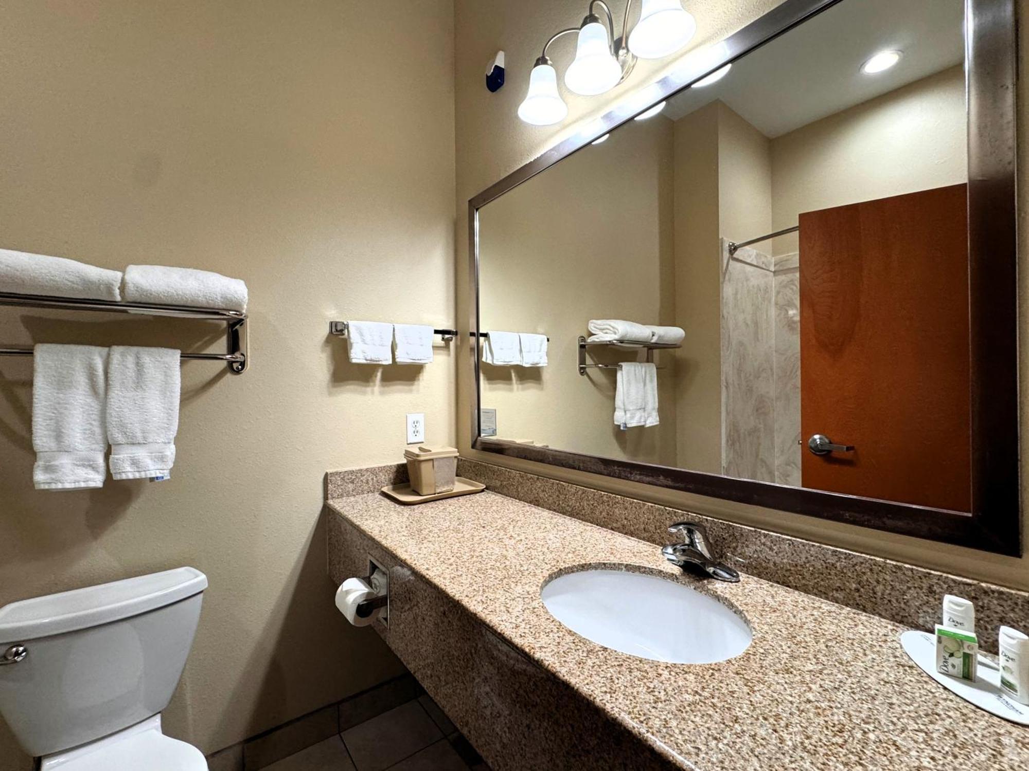 Hotel Ramada By Wyndham College Station Extérieur photo